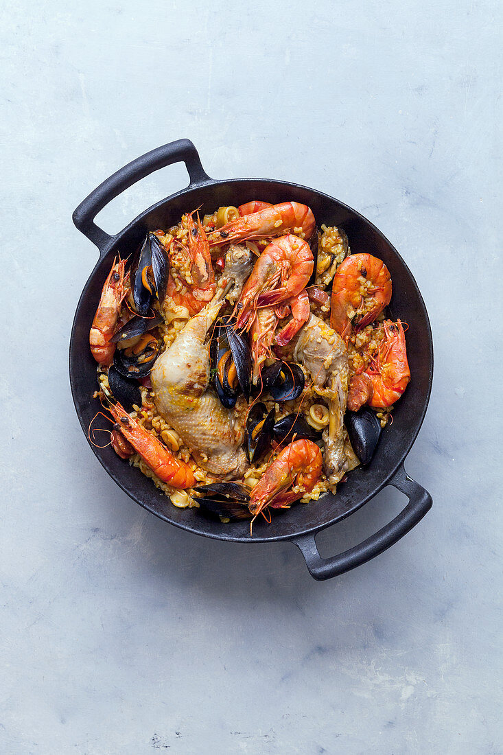 Paella mit Huhn, Muscheln und Garnelen