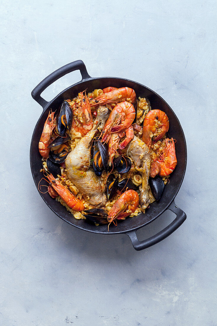 Paella with chicken, mussels and prawns