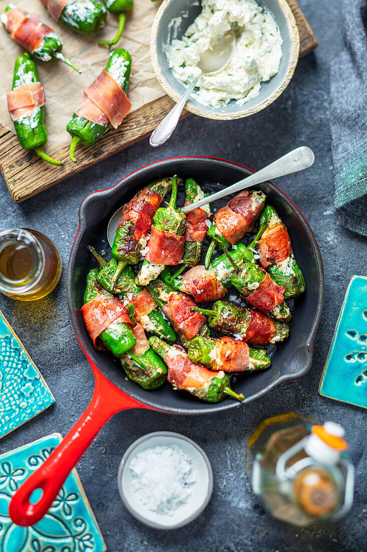 Pimientos Padron gefüllt mit Käse und eingewickelt in Serrano Jamon