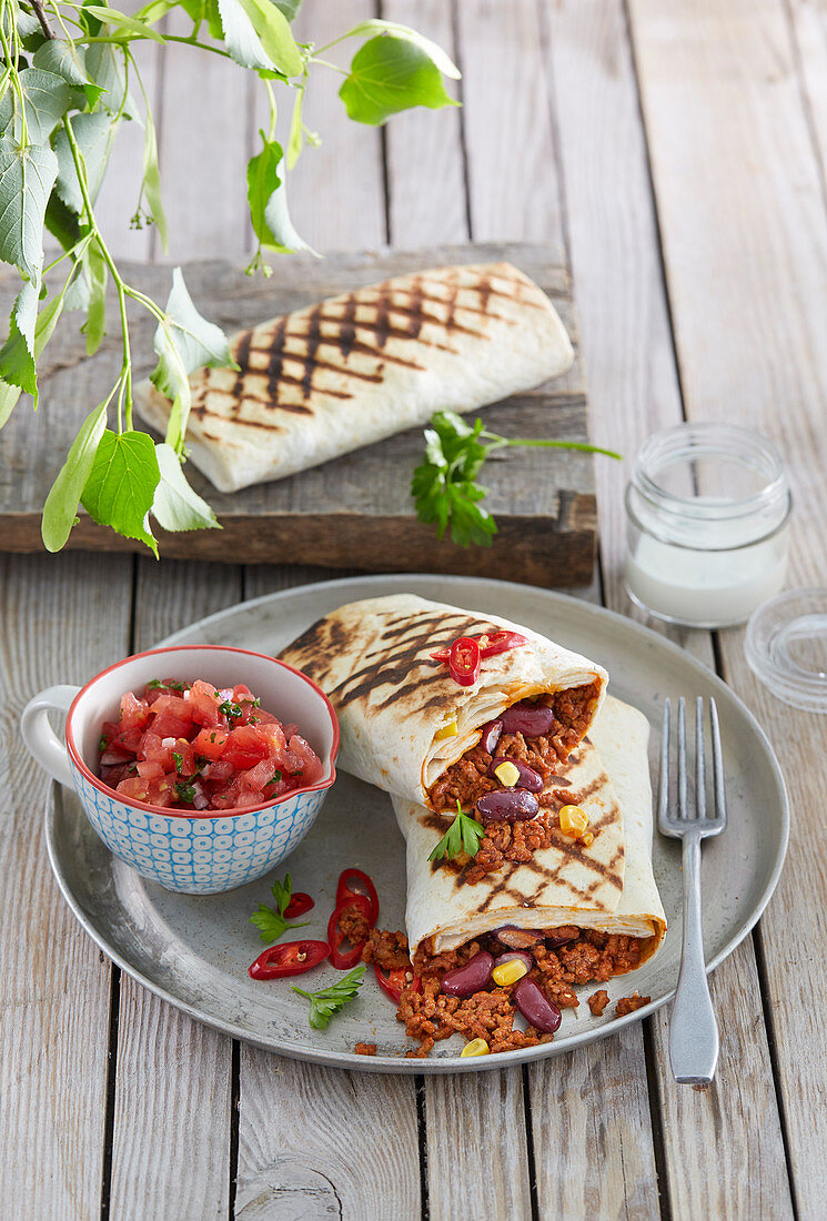 Grilled tortillas with minced meat and tomato salsa