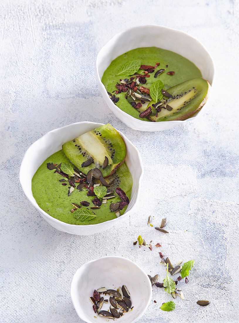 Green kiwi and spinach smoothie bowl