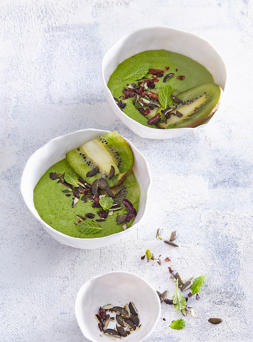 Grüne Smoothie-Bowl mit Kiwi und Spinat