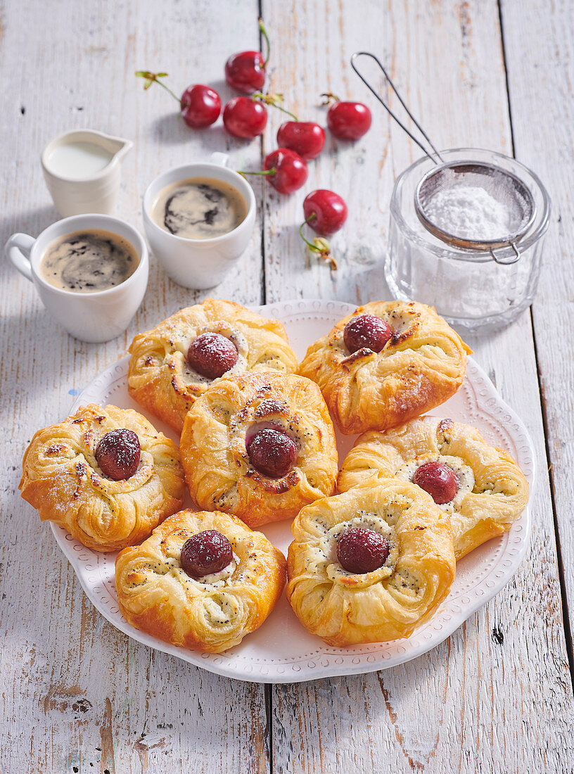 Puddinggebäck mit Mohn und Kirschen