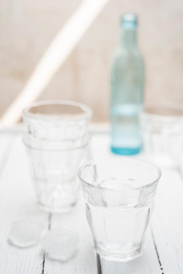 Frisches Wasser im Glas mit Eiswürfeln