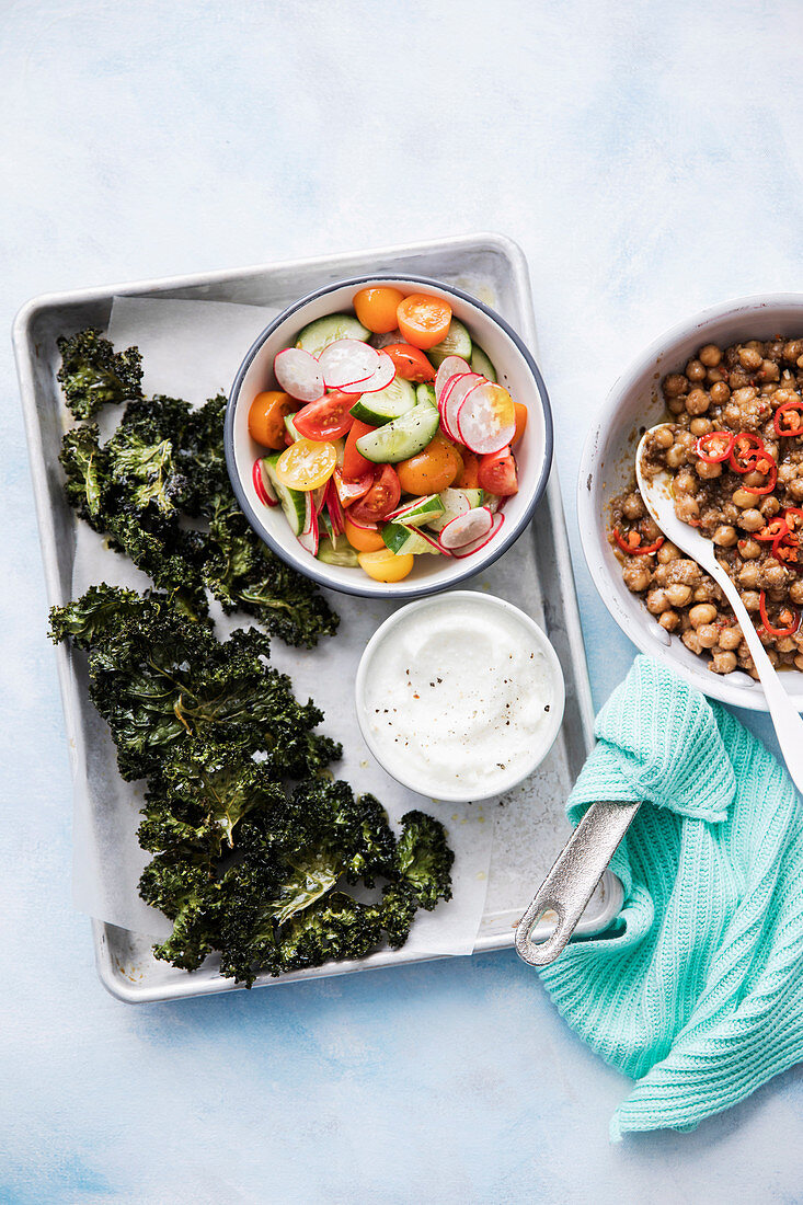 Kale chips, vegetable salad and chickpeas