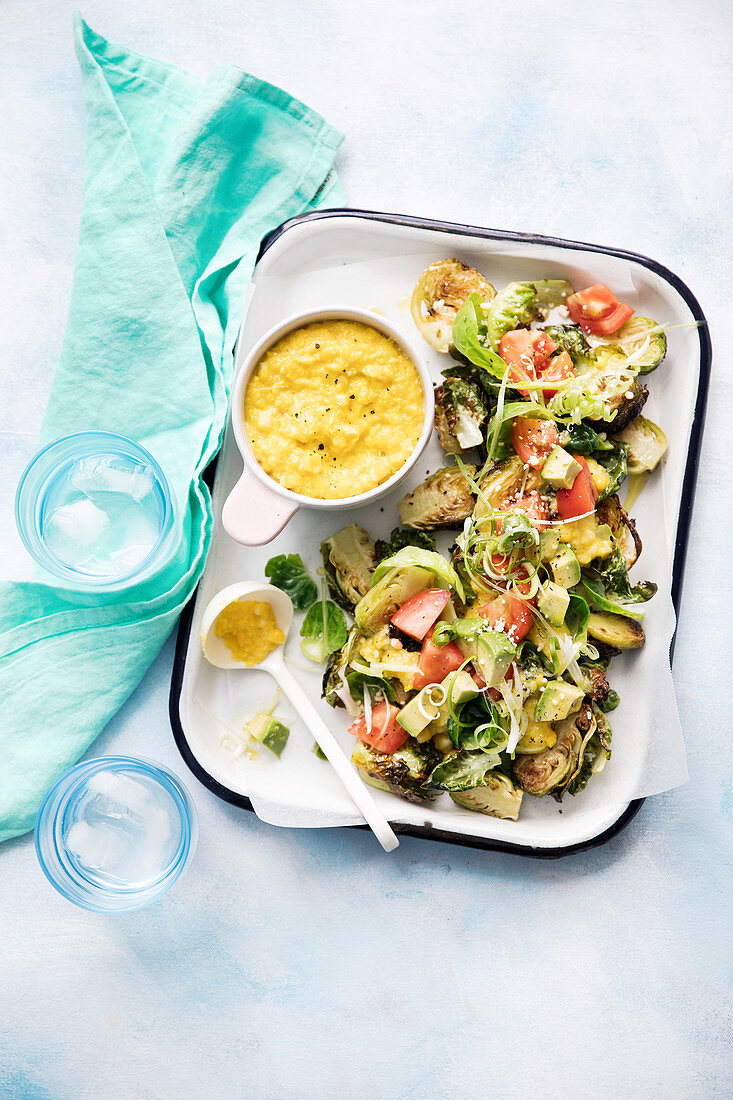 Rosenkohl mit Tomaten und Avocado serviert mit Maispüree