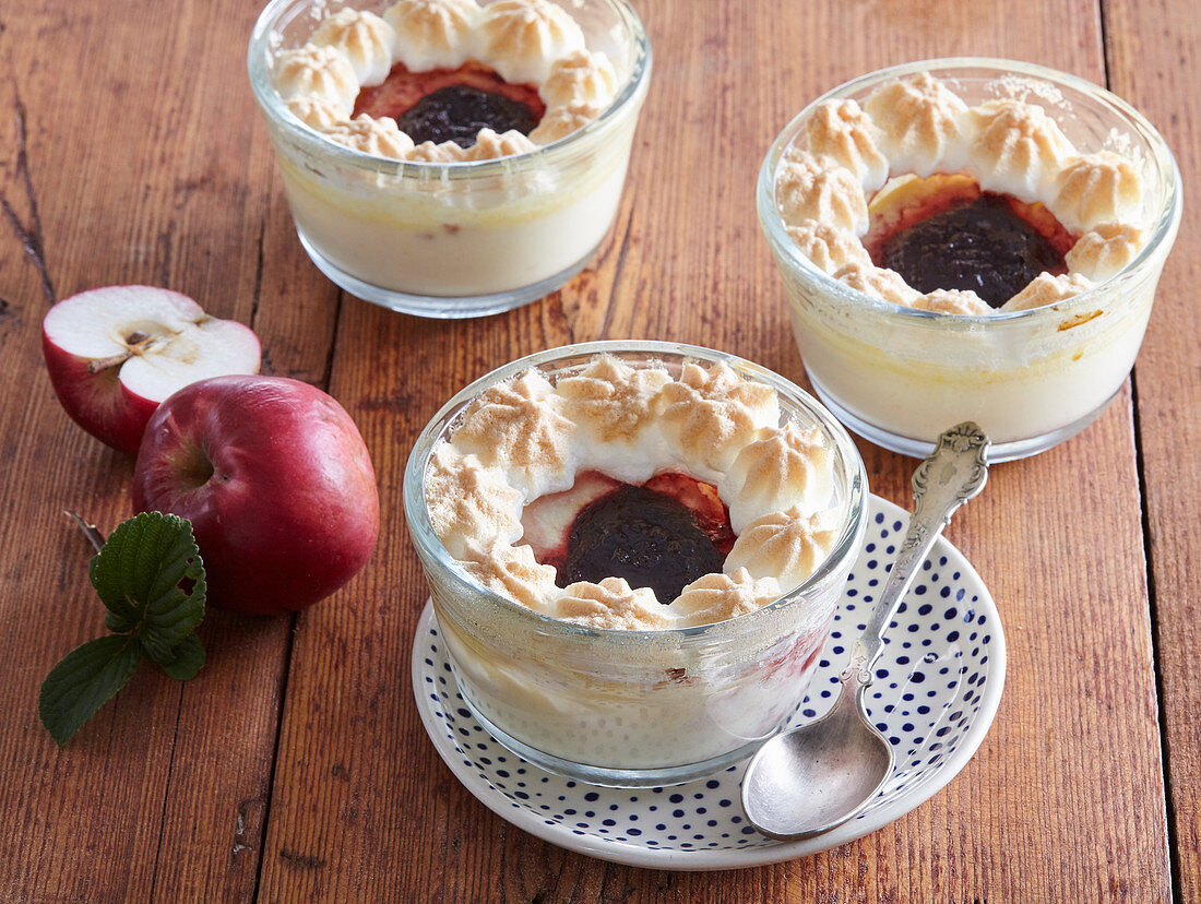 Baked apples in cream with meringue cap