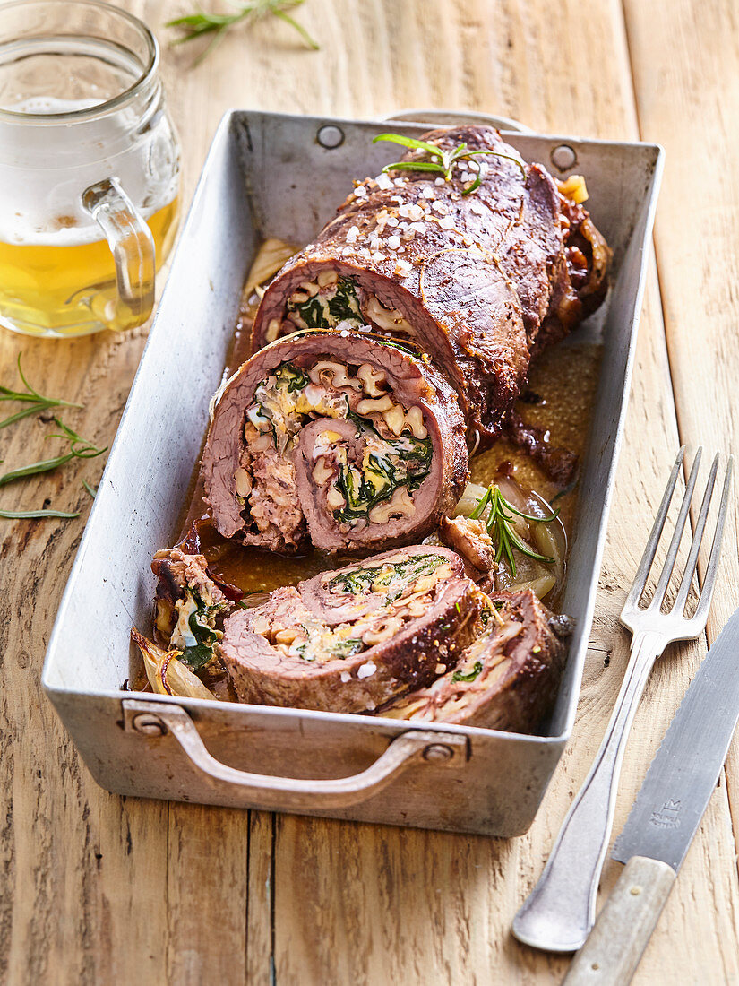 Rinderroulade gefüllt mit Kräutern und Nüssen