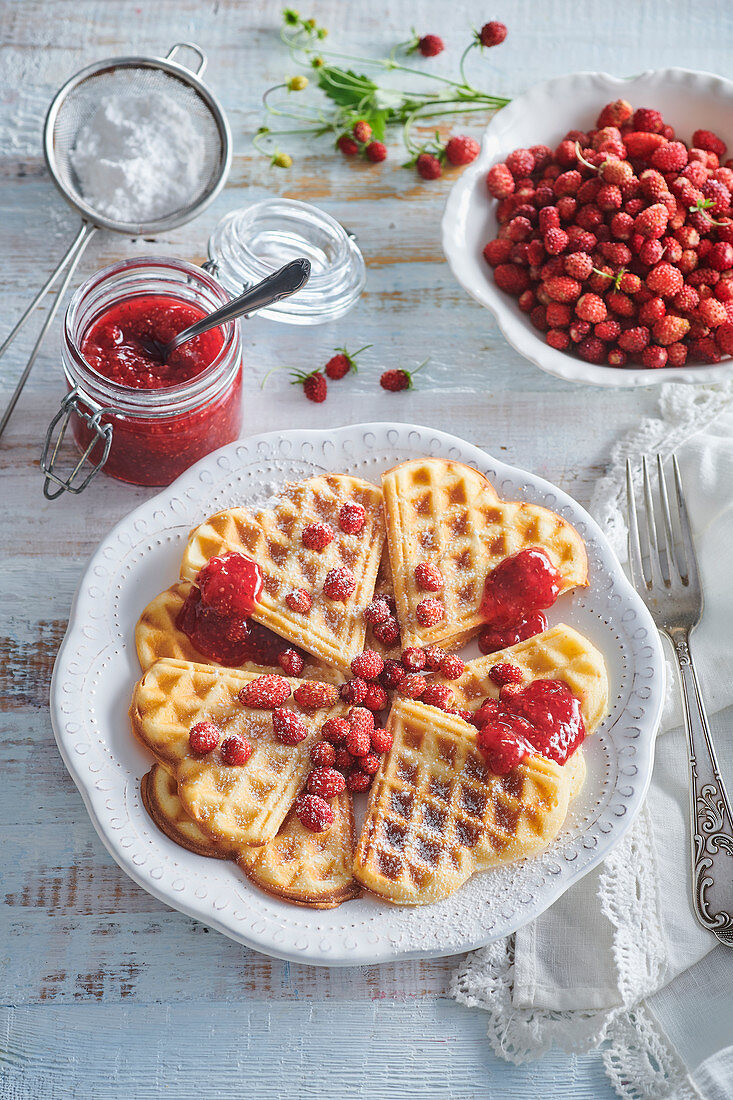 Waffeln mit Walderdbeermarmelade