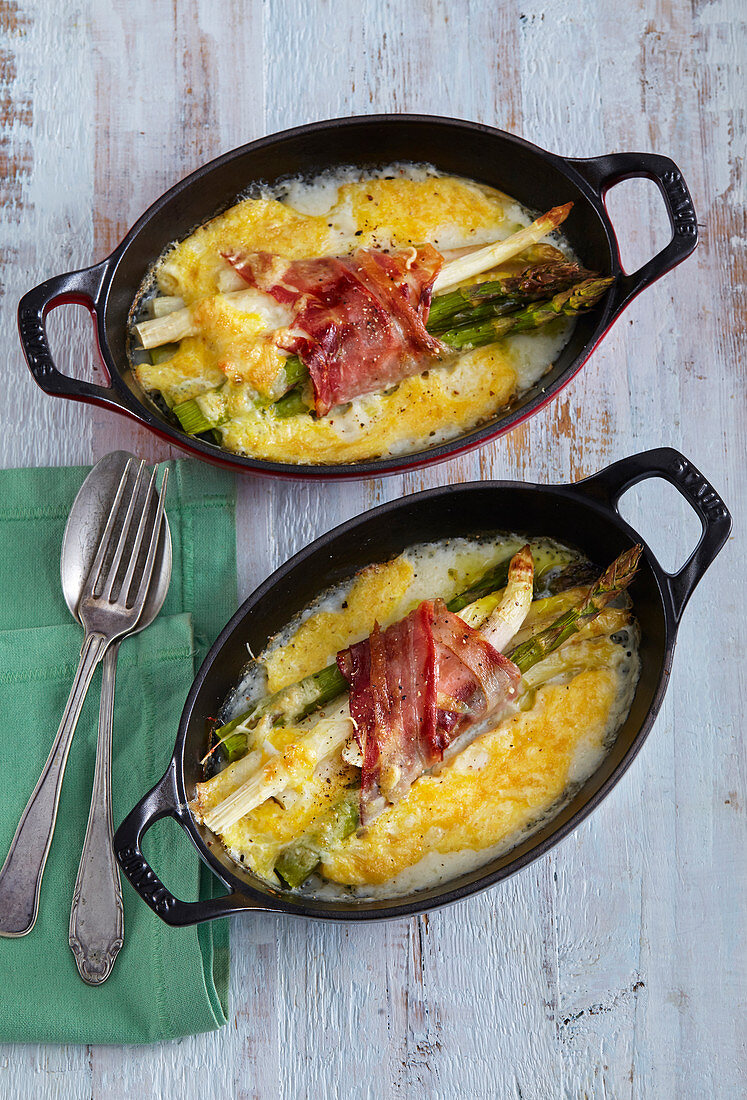 Gratinierter Spargel in Parmaschinken mit Käse