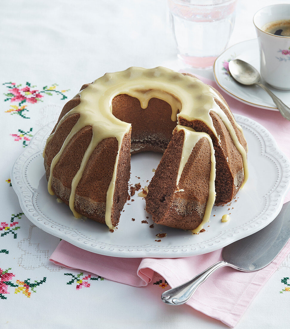 Schokoladengugelhupf mit Glasur, angeschnitten