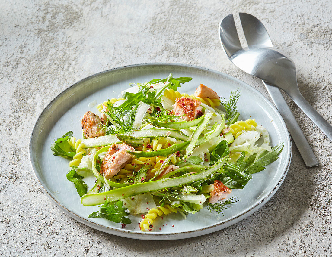 Green asparagus with pasta and salmon