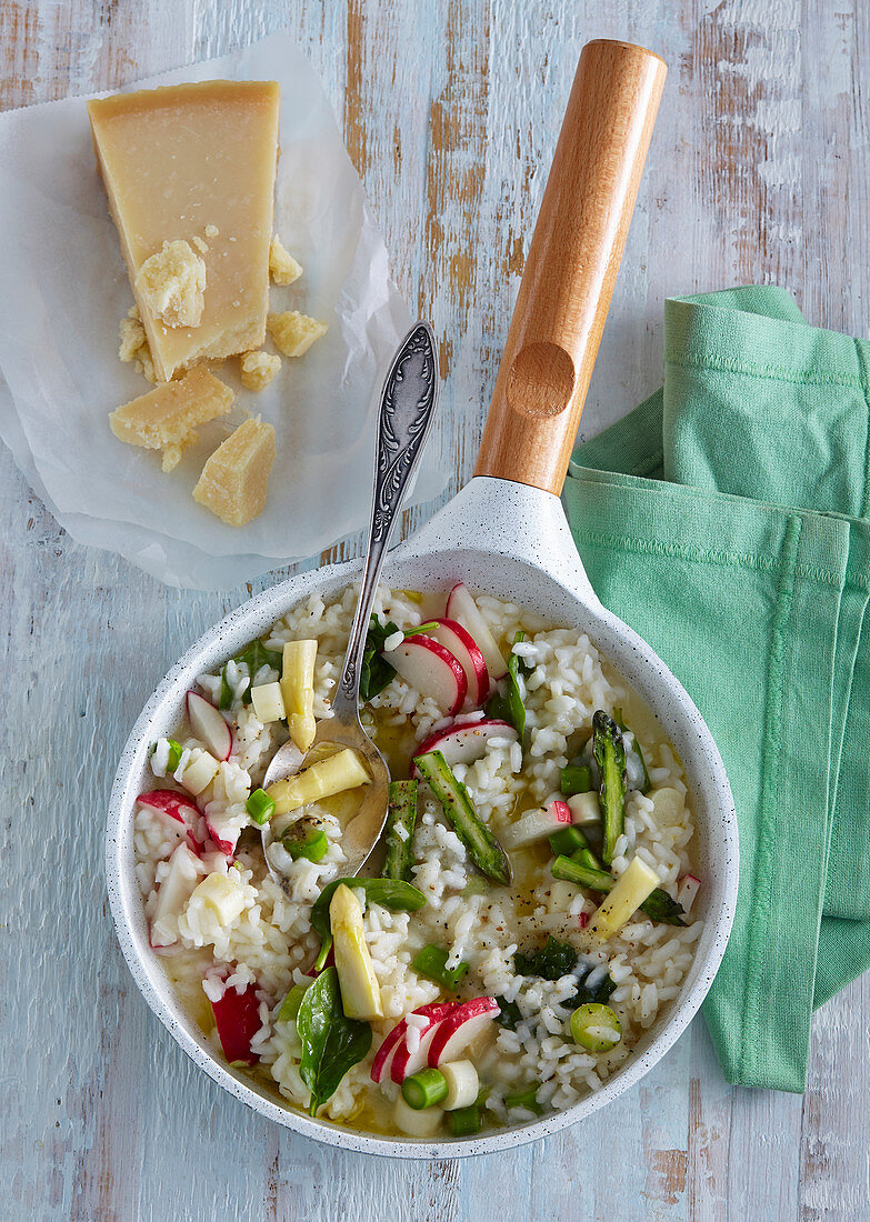 Spargel-Spinat-Risotto mit Radieschen und Parmesan