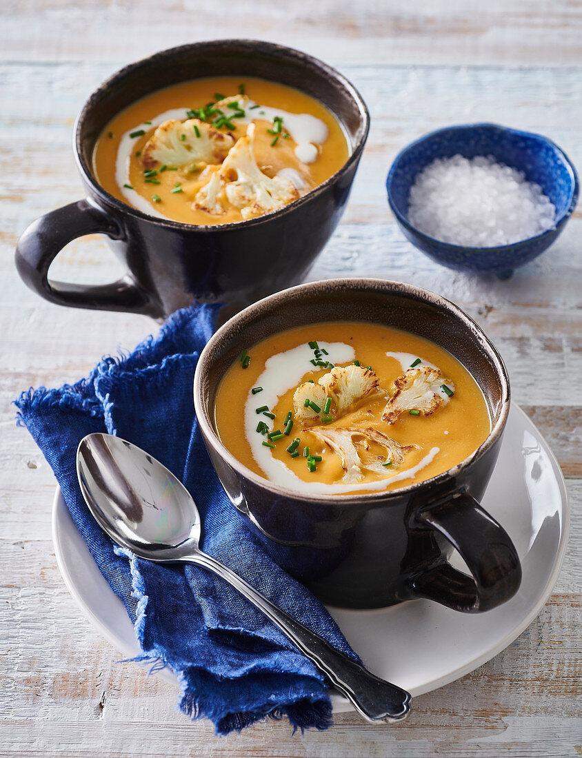 Suppe aus gebratenem Blumenkohl und Karotten