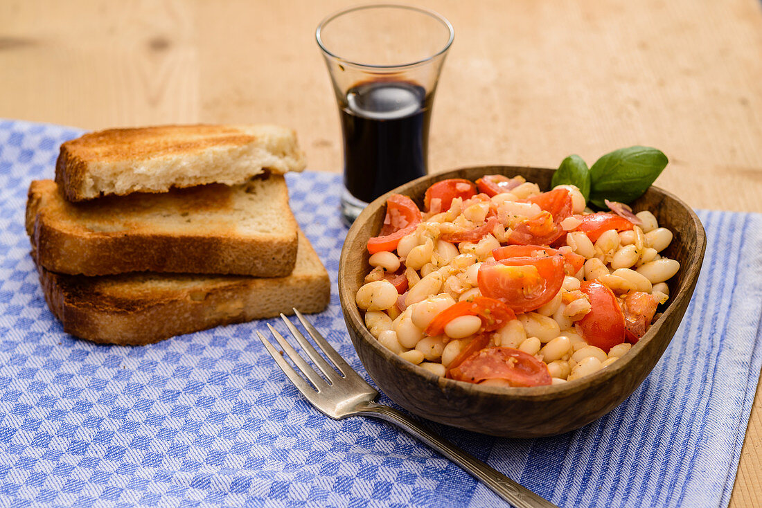 Italian-style white bean salad with balsamic dressing