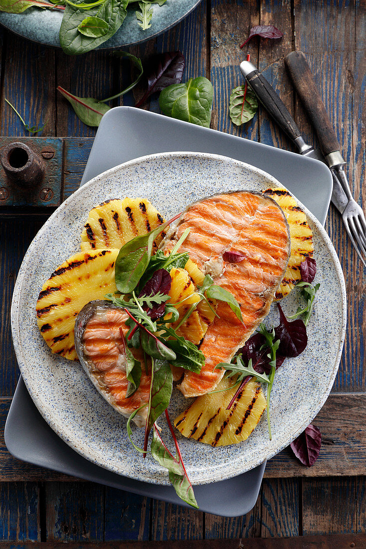 Grilled salmon with pineapple