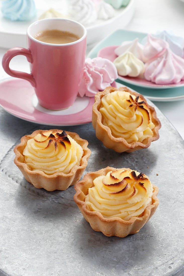 Sweet mini tartlets wih cheese cream