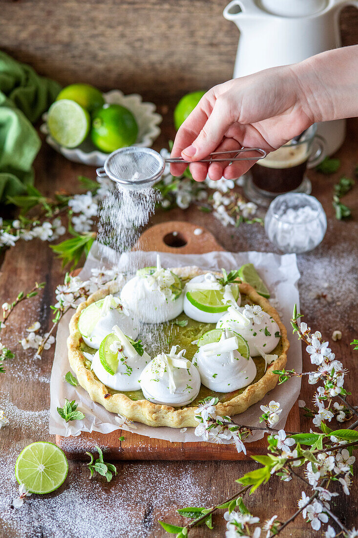 Frühlings-Limettenkuchen mit Baiser und weißer Schokolade