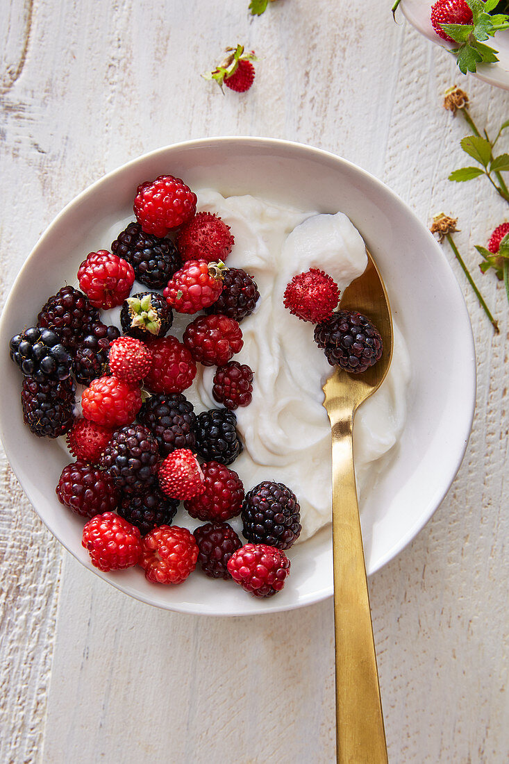 Blackberries and strawberries with yogurt