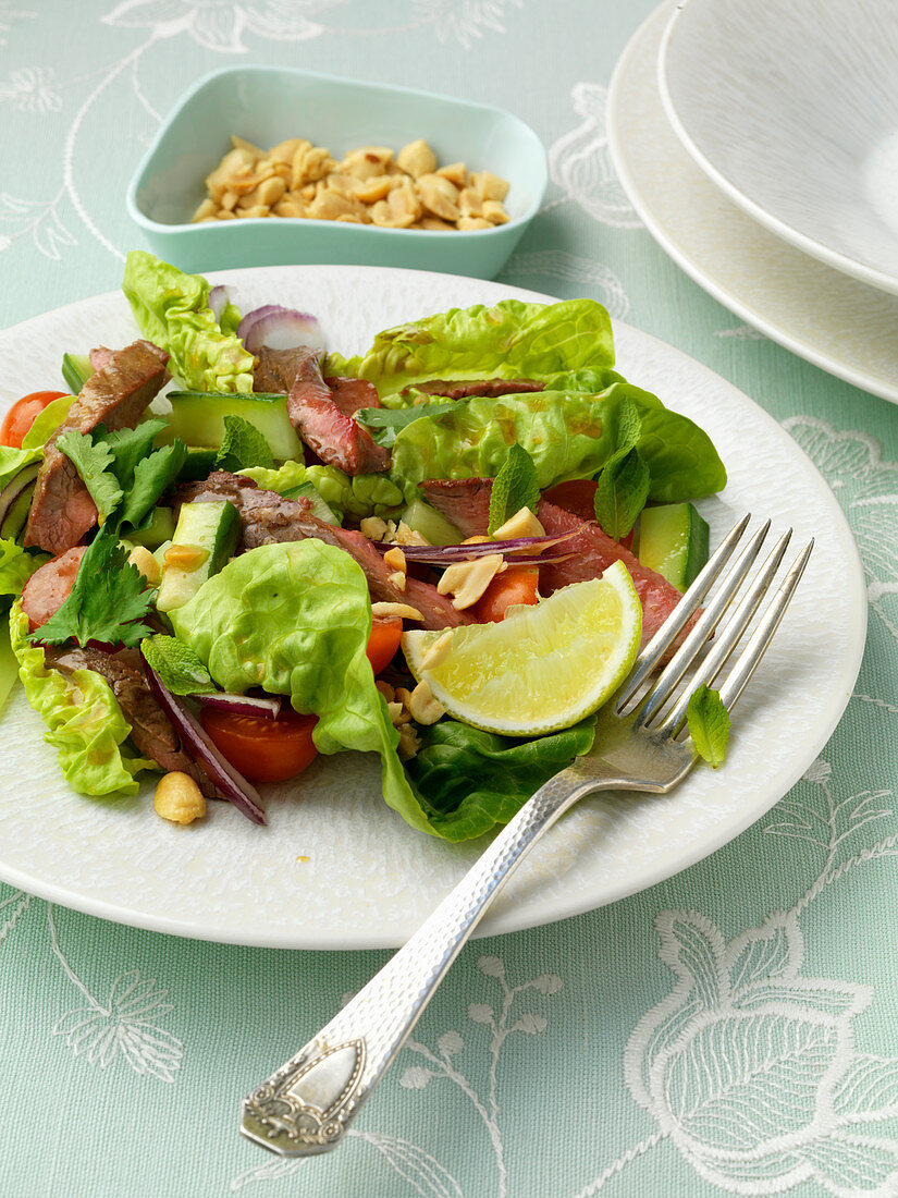 Tailandischer Rindfleischsalat mit Erdnüssen