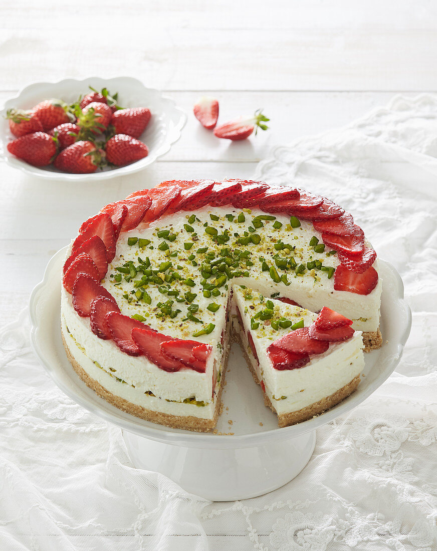 Non-baked strawberry and pistachio cake