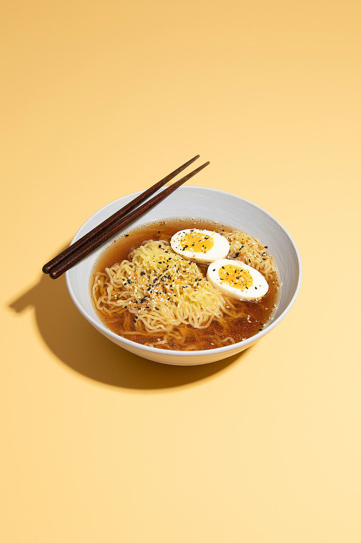 Ramen-Suppe mit weich gekochtem Ei und Essstäbchen