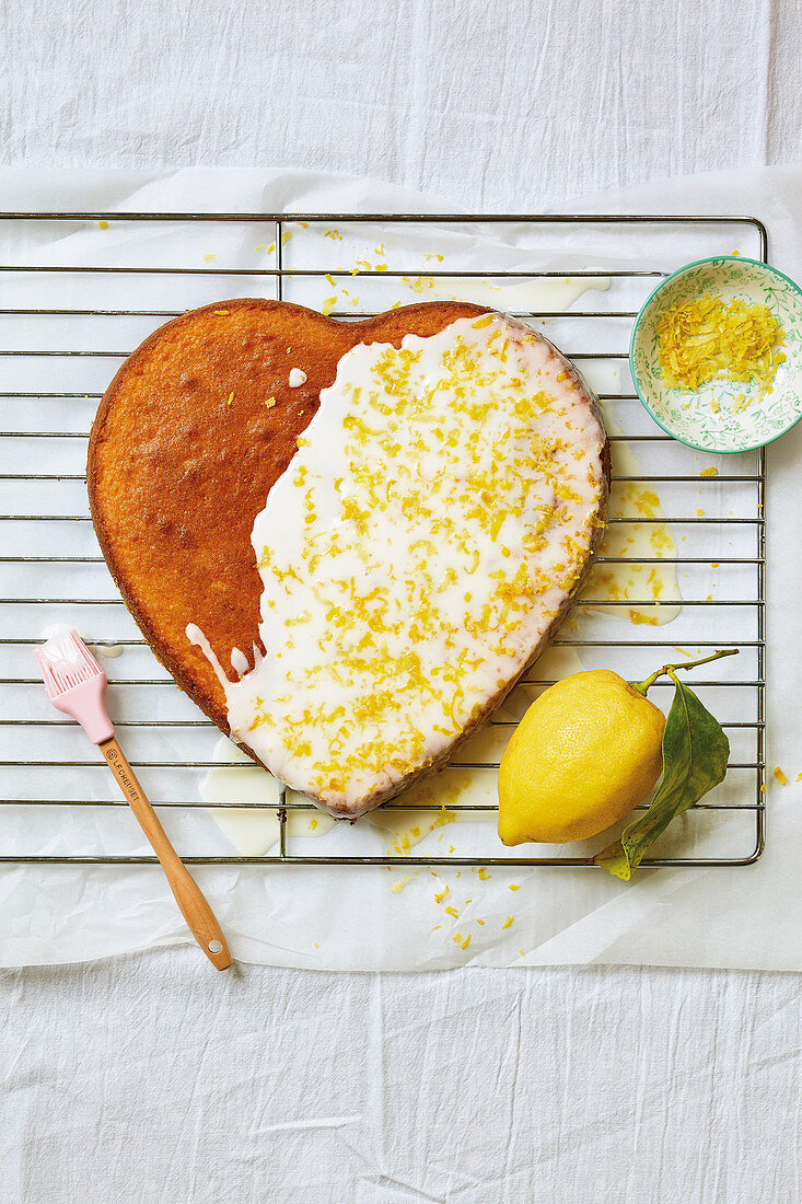 Lemonies – heart-shaped cake with lemon glaze