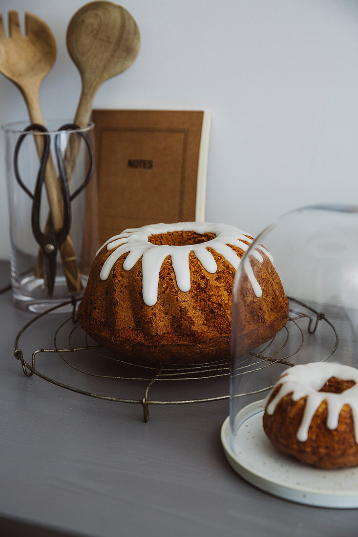 Small and large carrot ring cakes with icing