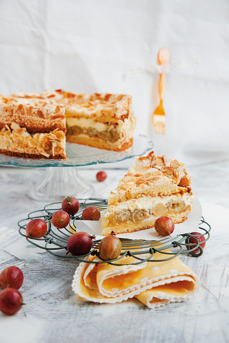 Gooseberry cake with meringue topping