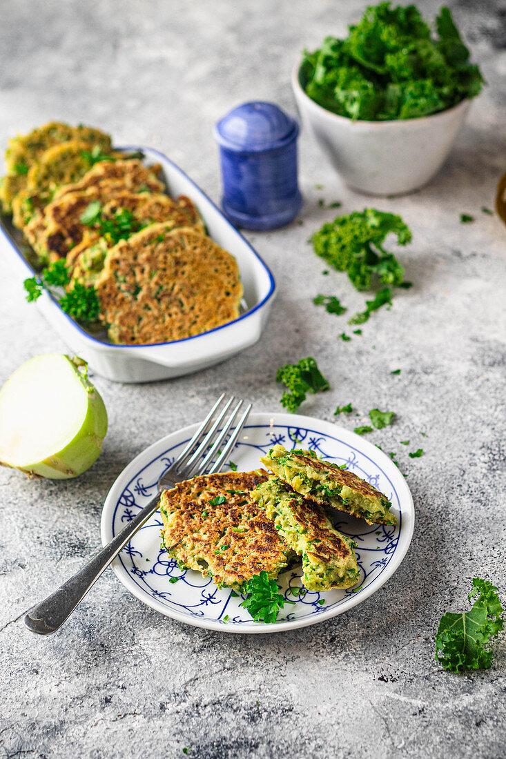 Pikante glutenfreie vegane Grünkohlpuffer mit Kohlrabi