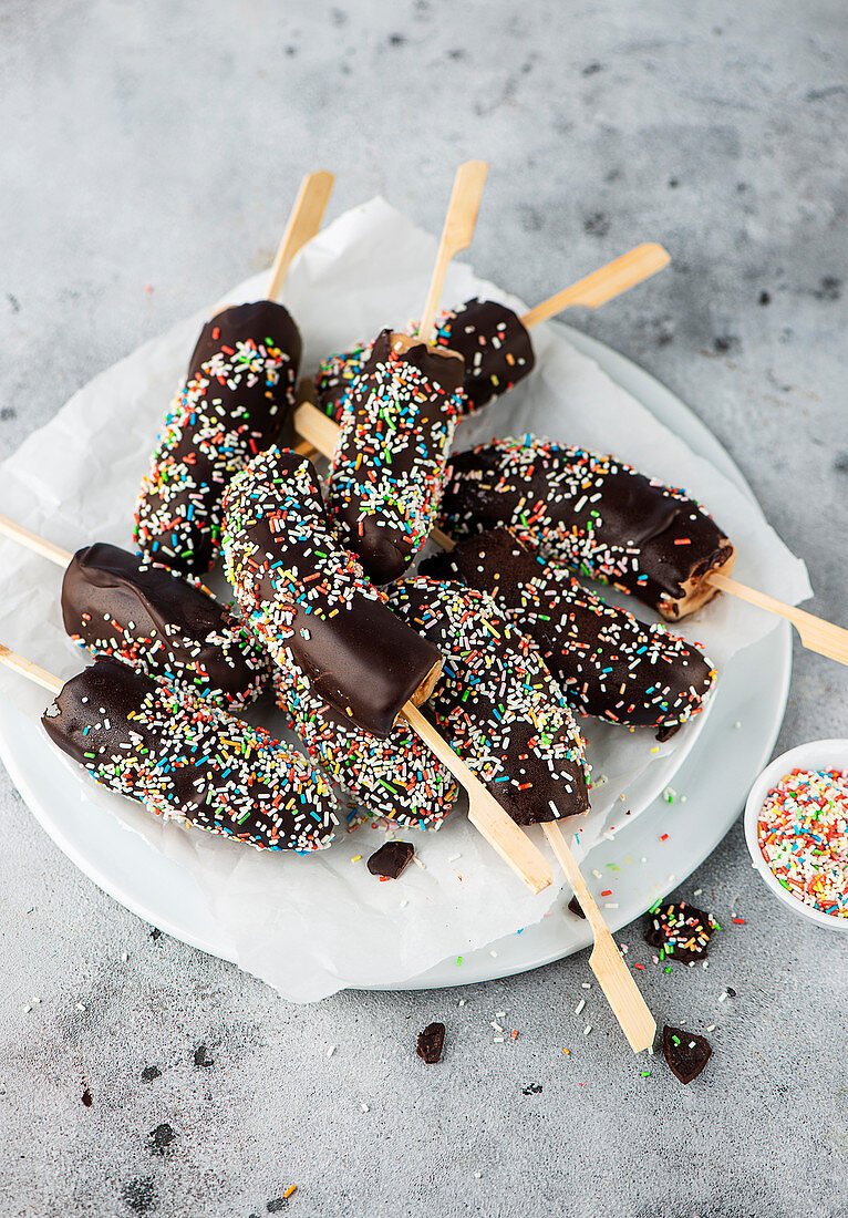 Schoko-Bananen mit bunten Zuckerstreuseln