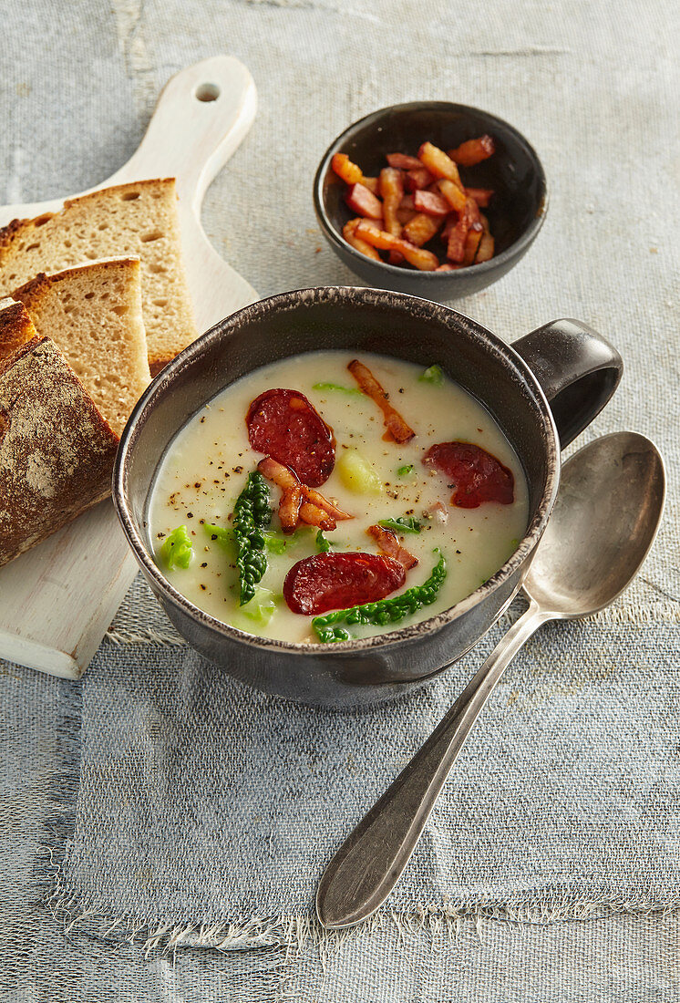 Herbstliche Grünkohlsuppe mit Wurst