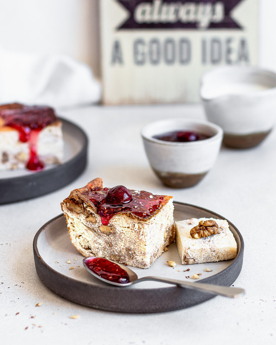 Gebackener Pudding mit Hüttenkäse, Kirschen und Walnüssen