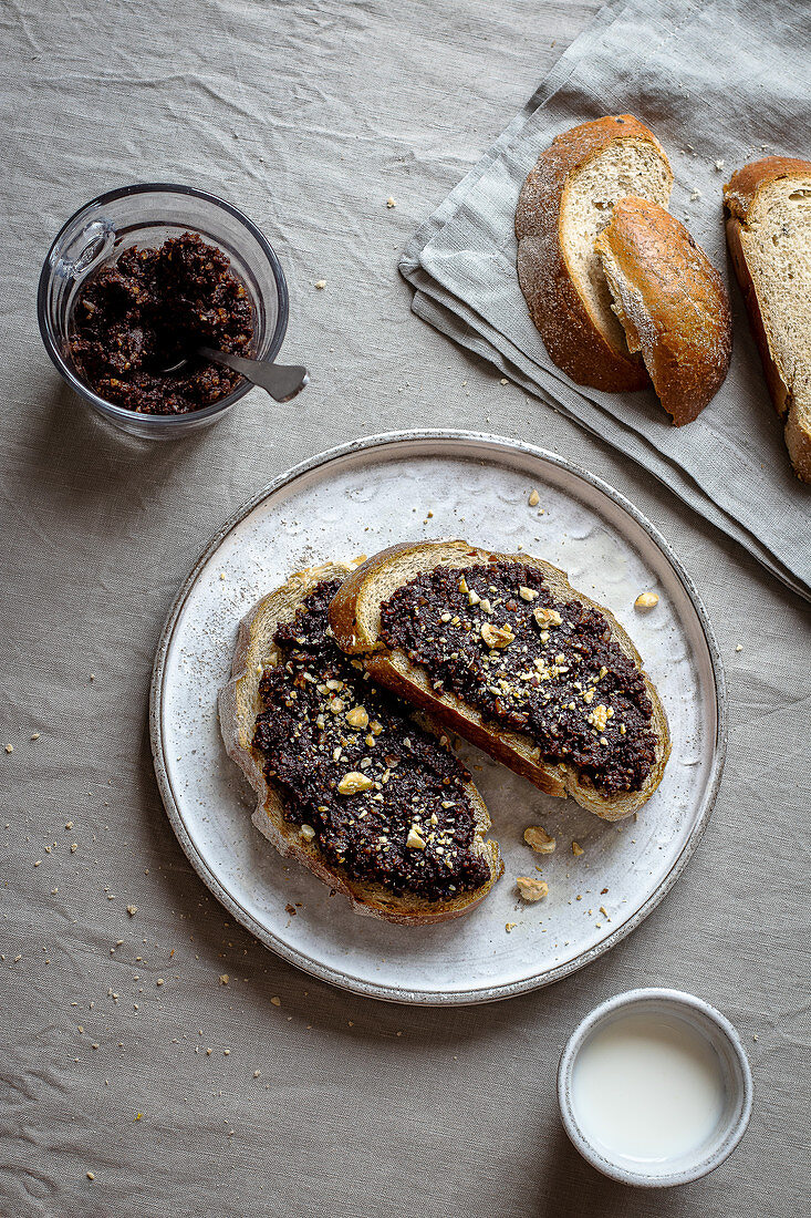 Brotscheiben mit hausgemachtem Schokoladenaufstrich