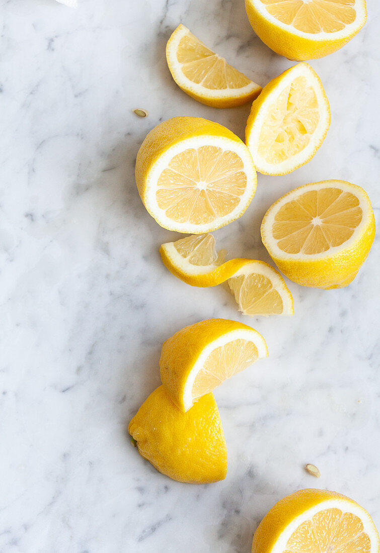 Zitronen, halbiert und in Stücke geschnitten