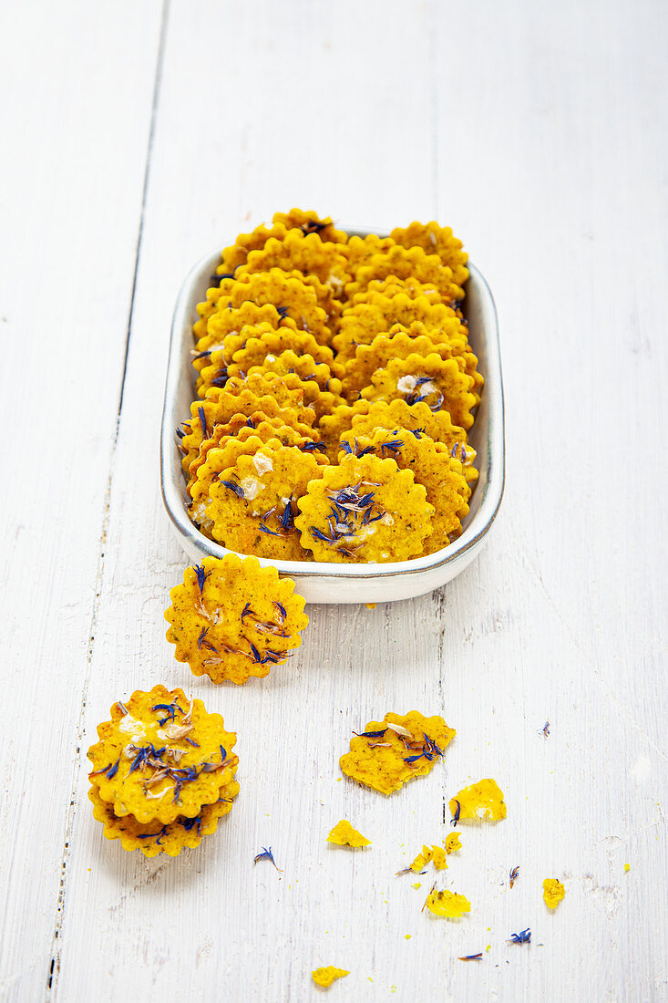 Turmeric crackers with cornflower blossoms