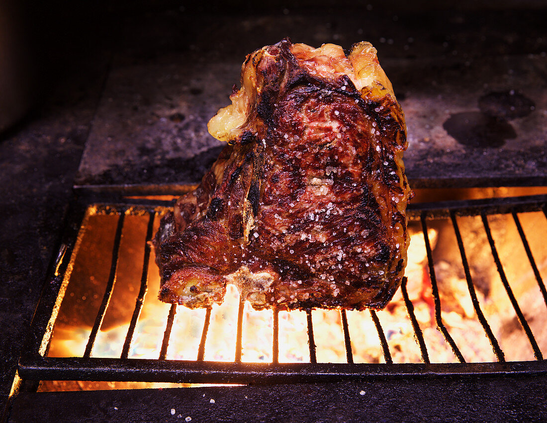 T-Bone-Steak über Olivenholz grillen