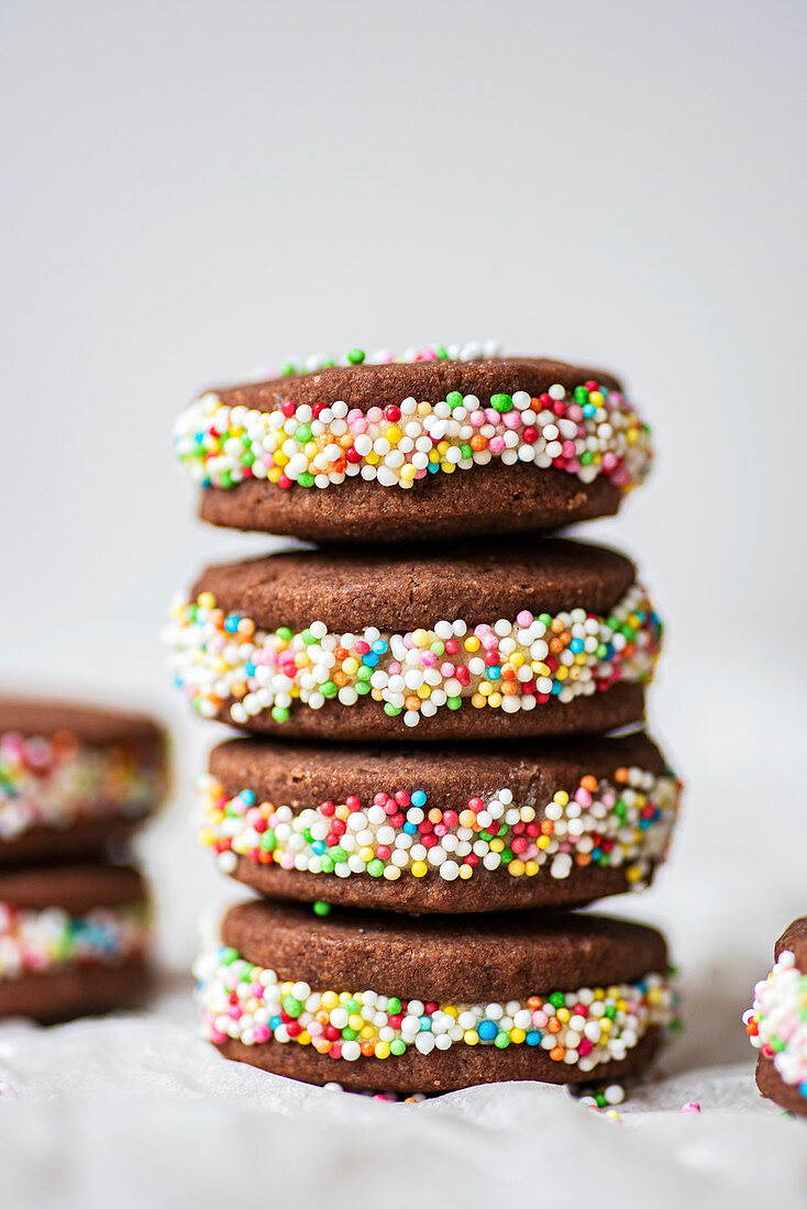 Chocolate-Sandwich-Cookies mit bunten Zuckerperlen