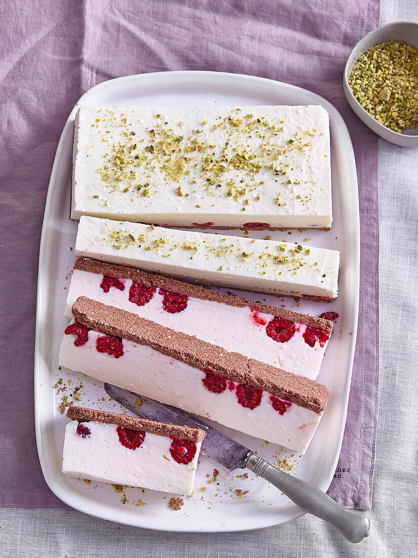 Puddingschnitten mit Himbeeren und Pistazien