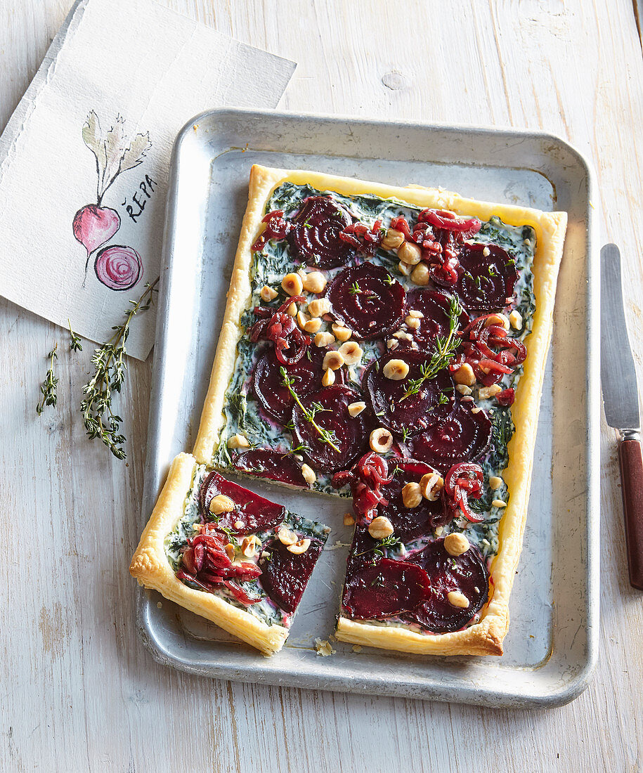 Rote-Bete-Tarte mit Haselnüssen