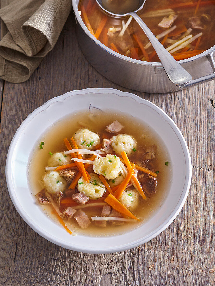 Rinderbrühe (Consomme) mit Käse-Gnocchi