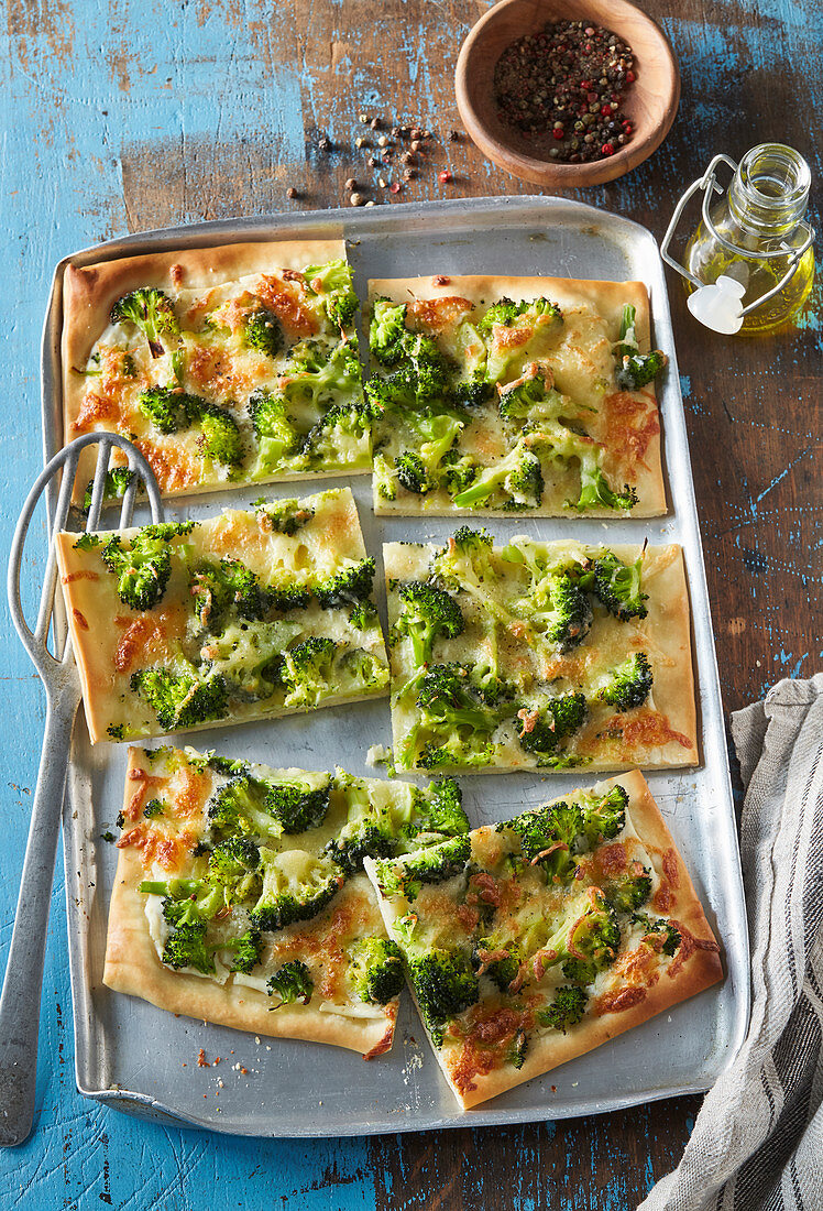 Brokkoli-Pizza auf Ofenblech