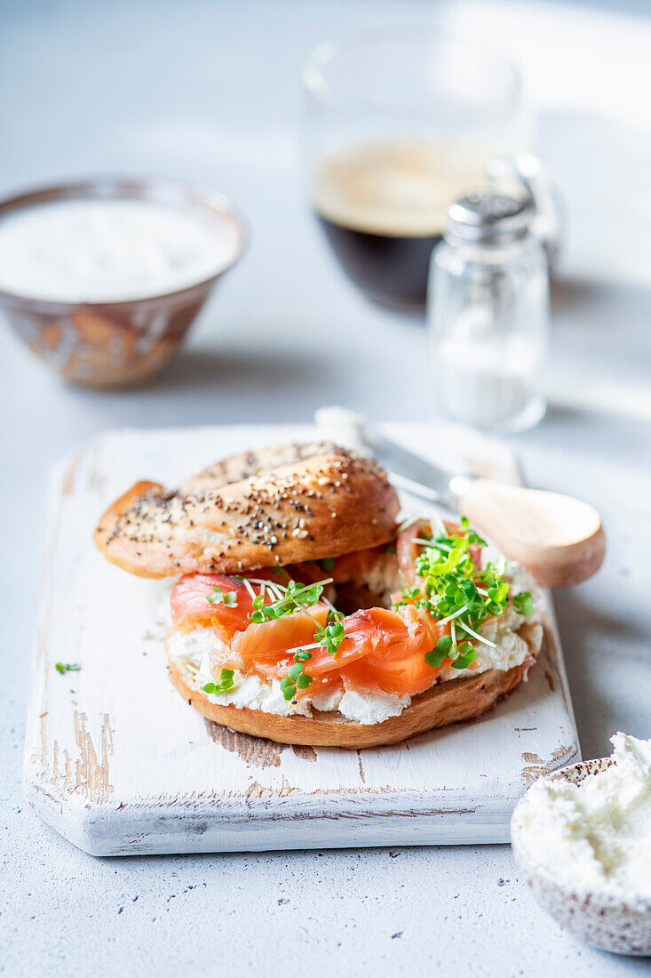 Bagel mit Lachs, Frischkäse und Kresse – Bilder kaufen – 13395987 StockFood