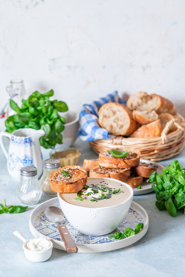 Kartoffelcremesuppe mit Röstbrot