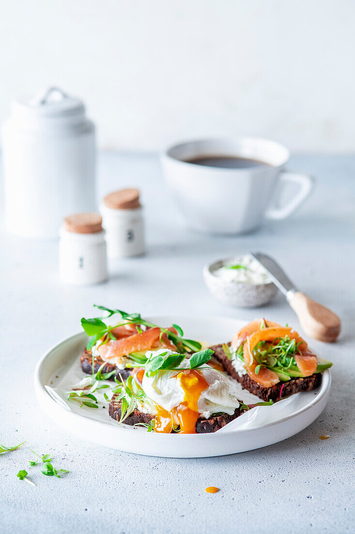 Roggenbrot-Sandwich mit pochiertem Ei