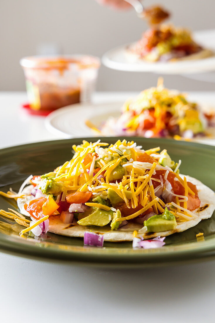 Fisch-Tacos mit gegrilltem chilenischem Wolfsbarsch, Avocado und Käse