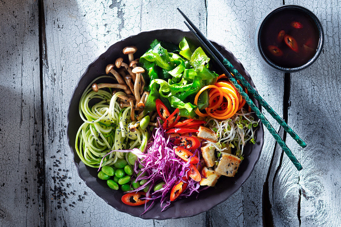 Seetang-Bowl mit Möhren, Tofu, Rotkohl, Zucchini und Buchenpilzen