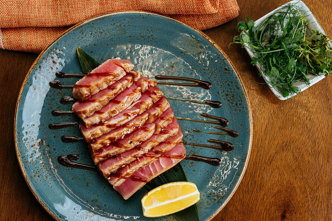 Gegrillter Thunfisch mit Kräutern und Zitrone