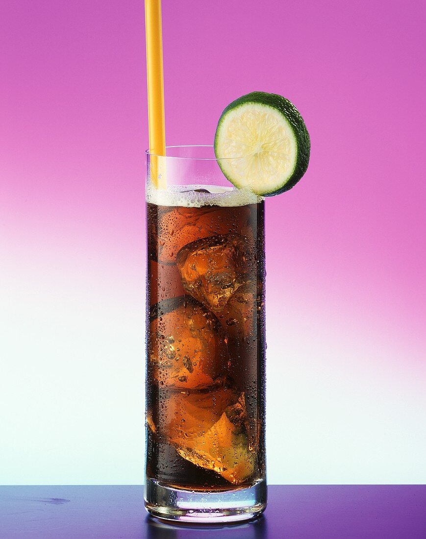 Cuba Libre (Rum-Cola mit Eis) im Longdrinkglas