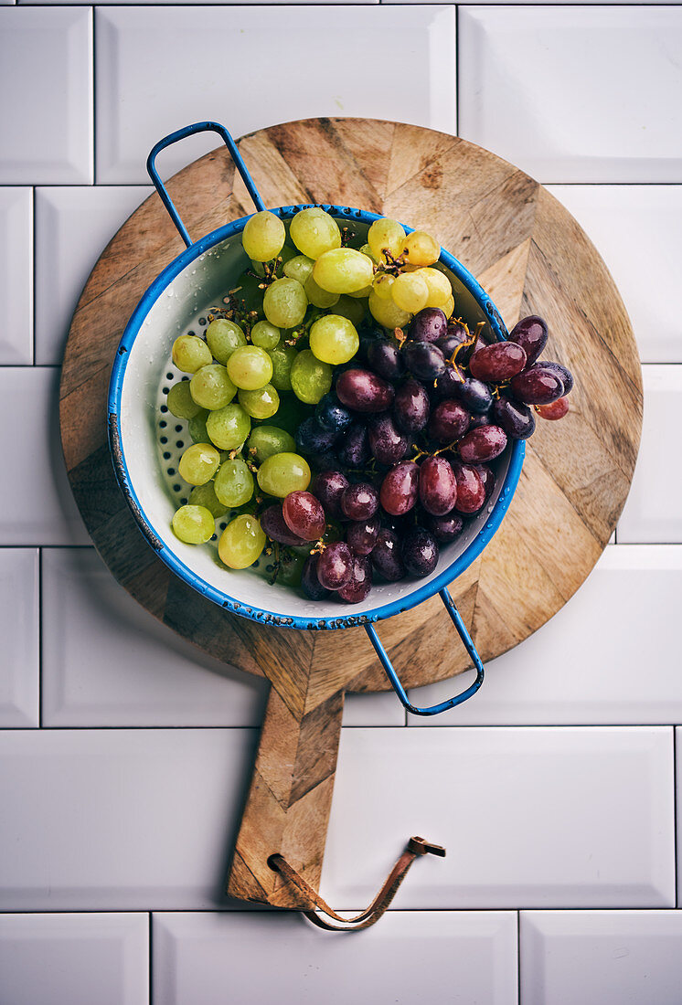 Blue and green table grapes